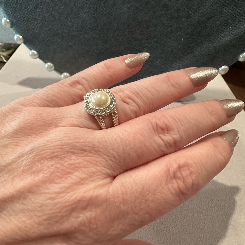 Pearl Halo Silver tone Fashion  Ring in Cream and Silver